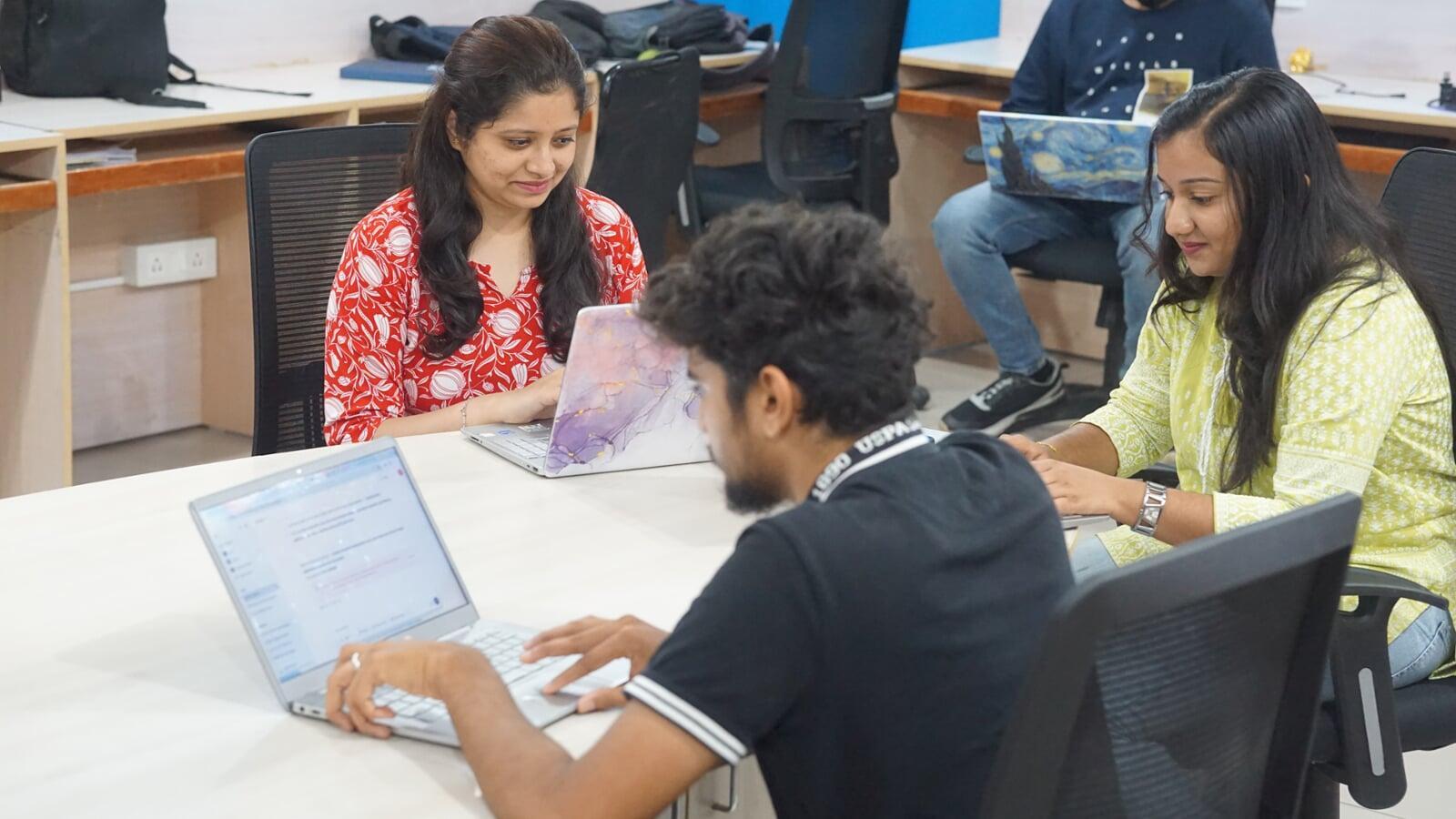Empowering interns with digital marketing skills through teamwork and live projects at Tekvocation.